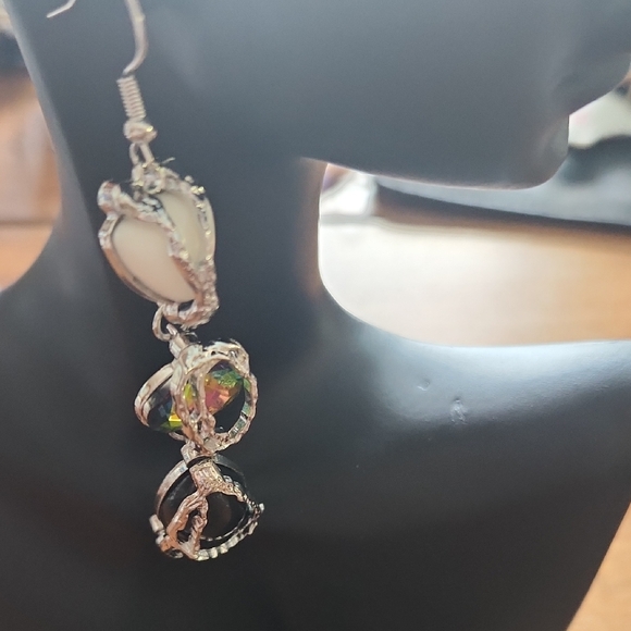 Elegant Silver and Cream Dangle Earrings - Picture 1 of 1